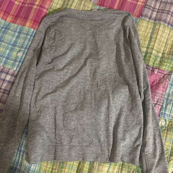 Unworn lululemon long sleeve swirly tech. Size 6 - Picture 2 of 3